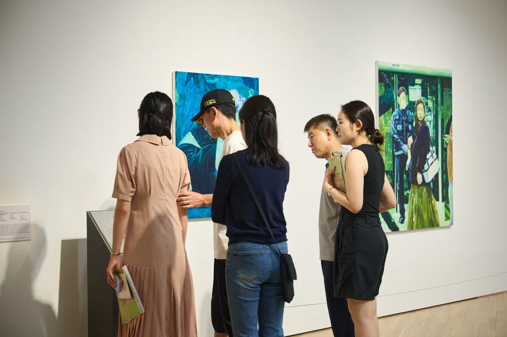 북서울미술관 나란히 보는 미술관 참여자들이 작품 앞에서 대화하는 모습